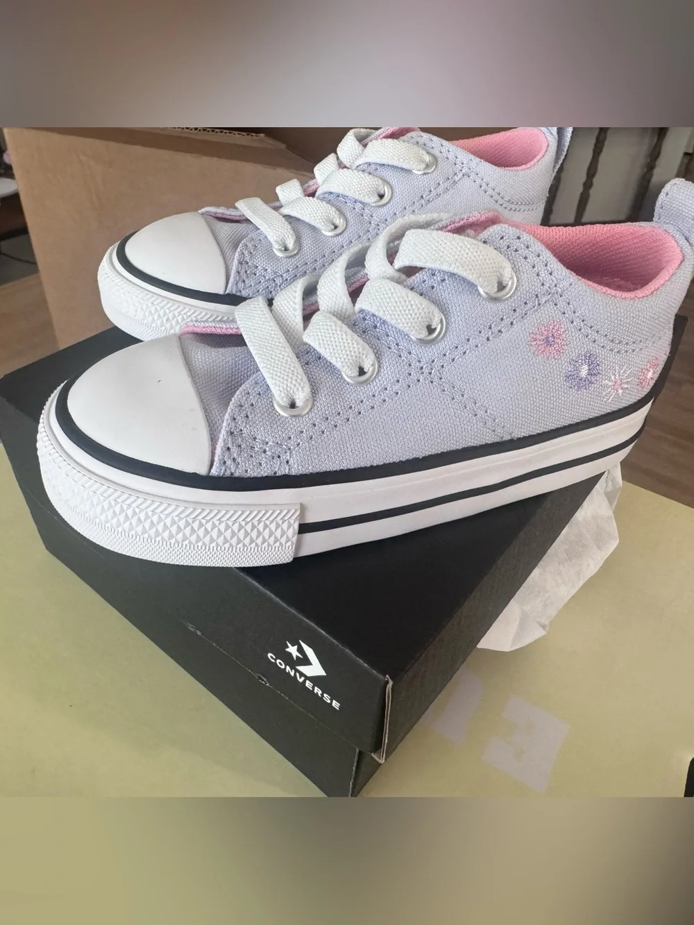 NIB Converse Kids Low-Top Canvas Sneakers in Lavender and Pink